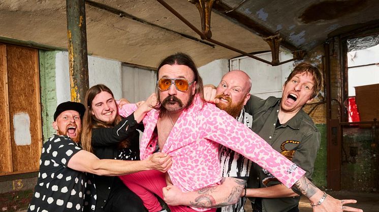 Massive Wagons släpper den Yacht Rock inspirerade videon Please Stay Calm 