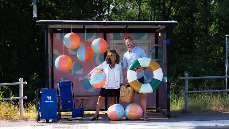 Yasmine Möllerström Henstam (Hallandstrafiken) och Jimmy Sandberg (Visit Halland) på hållplatsen Sandhamnsvägen i Halmstad.