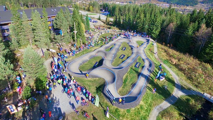 Pumptrack-konkurranse er veldig populært under Familiedagen i Gullia. Foto: Are Tallaksrud 