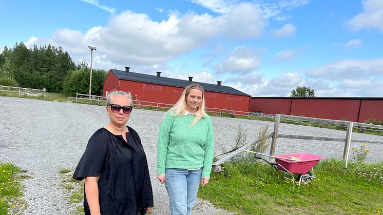 Mimmi Andersson, driftchef vid Grans Naturbruksgymnasium och Kata Nilsson, kommunalråd Piteå kommun, står framför grusplanen där den nya maskinhallen kommer byggas. Foto: Helene Markström