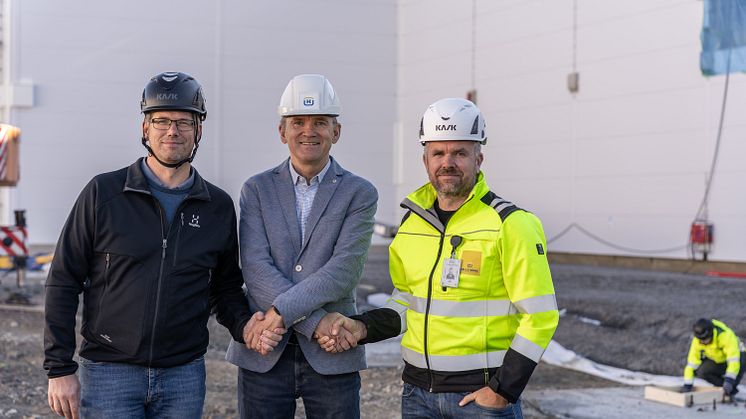 Nu byggs andra etappen av Polarbageriet i Älvsbyn_Fr.v. Jonas Holmgren - Fastighetschef, Anders E Johansson - vd Polarbröd och Samuel Hellström - vd Hellströms Bygg