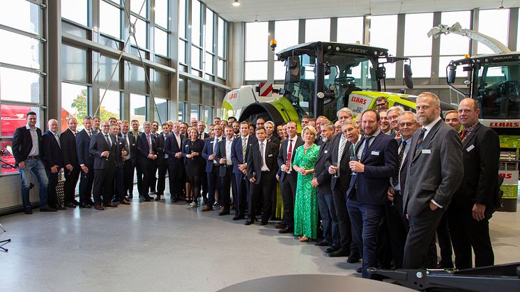 En del av Swedish Agro Machinerys anställda var på plats under invigningskvällen.