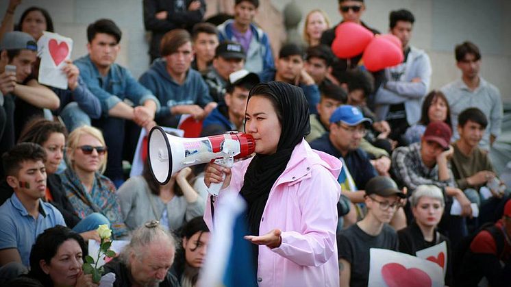 På Medborgarhusets trappor blandades afghanska ungdomar med svenskar i olika åldrar. 