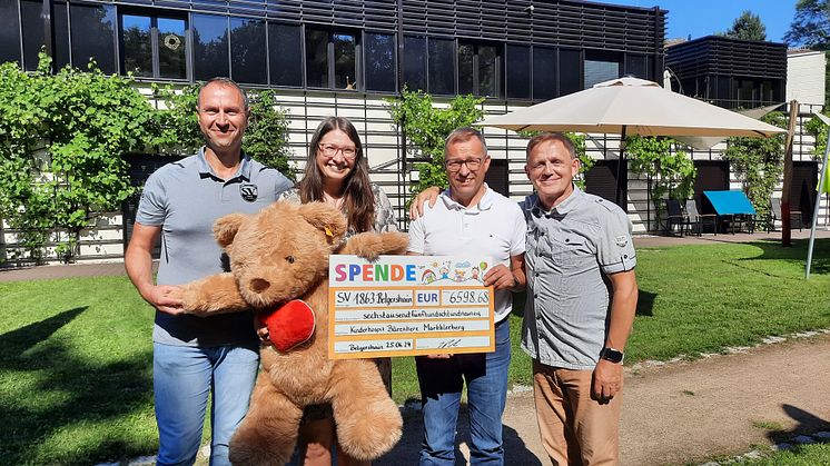 Thorsten Herzer, Ulrike Kerkner, Jan Pischer und Gerald Häusler präsentieren stolz den Spendenscheck