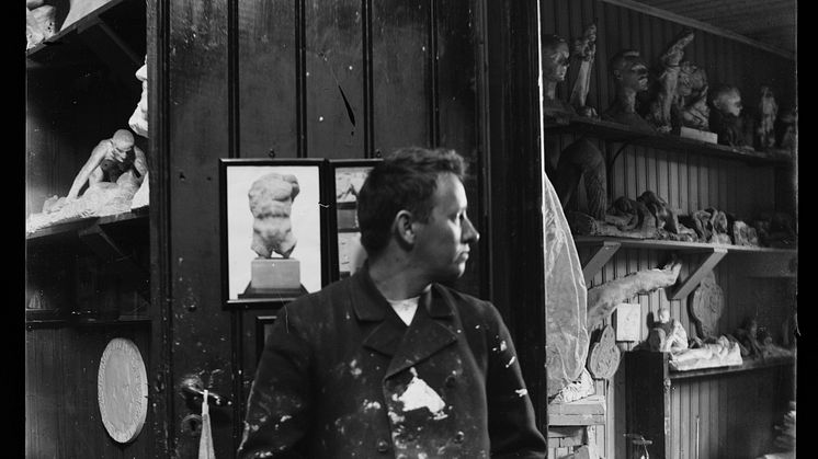Gustav Vigeland in the old studio in Hammersborg, 1903 / Gustav Vigeland i sitt gamle studio på Hammersborg, 1903.
