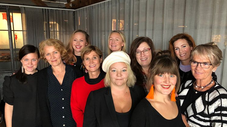 Stellagalan drivs av Elvira Lindqvist, Anna Lind Lewin, Ida Ström, Anita Lindström, Maja Berthas, Anna Gidgård, Anette Rosvall, Anna Antonia Svedberg och Ella Nilsson. På bilden också moderator Elinor Falkman. Karoline Nordefors saknas.