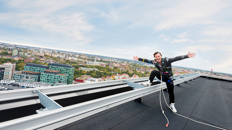 Nordic Choice Hotels grundare Petter Stordalen när han besökte solcellsanläggningen på Quality Hotel Friends i Solna, Stockholm. Foto: Quality Hotel