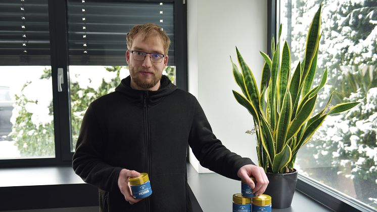 Assmann Mitarbeiter & Imker Alexander Babilon mit der Honigernte