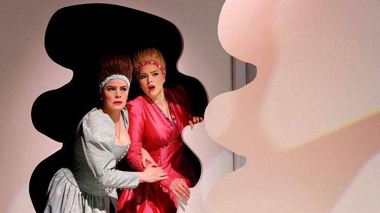 Ann-Kristin Jones (Dorabella), Matilda Sterby (Fiordiligi). Foto: Tilo Stengel