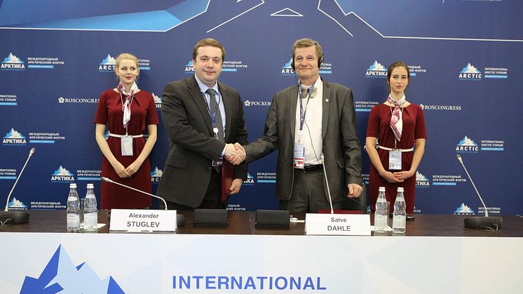 From left: Alexander Struglev (Roscongress) and Salve Dahle (Akvaplan-niva) (Photo Cred. Rosgoncress).