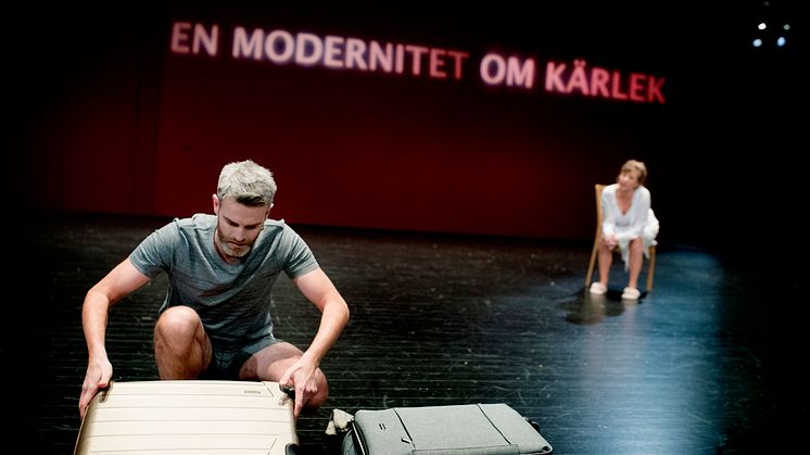 Tobias Borvin och Cecilia Borssén i föreställningen "Anna och Mats bor inte här längre". Fotograf: Malin Arnesson.