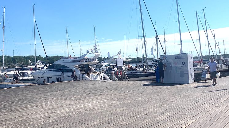 Östersjöpärlan Sandhamn i Juli där Bluewaters unika vattenreningsteknik förvandlar havsvatten till rent och gott vatten att dricka, laga mat och duscha i.