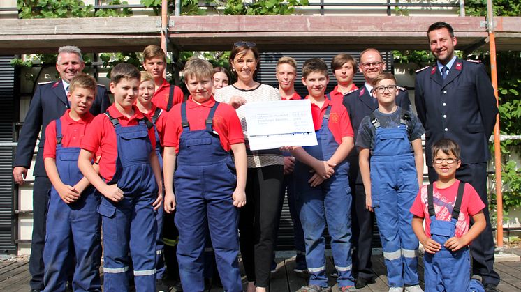 Tino Borisch (v.l.n.r.), Constanze Weiß vom Kinderhospiz, Gerorg Seitz, Ronny Küster mit den Kindern der Jugendfeuerwehr im Kinderhospiz Bärenherz