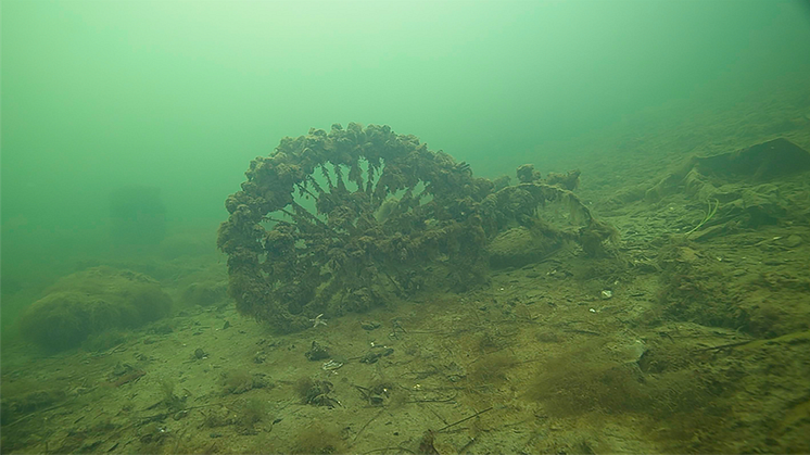 Fotot är taget under en av dykningarna som gjorts i samband med uppsamlingen av nästan två ton skräp från Malmös hav, kanaler och vattennära miljöer. Foto: Marint Kunskapscenter