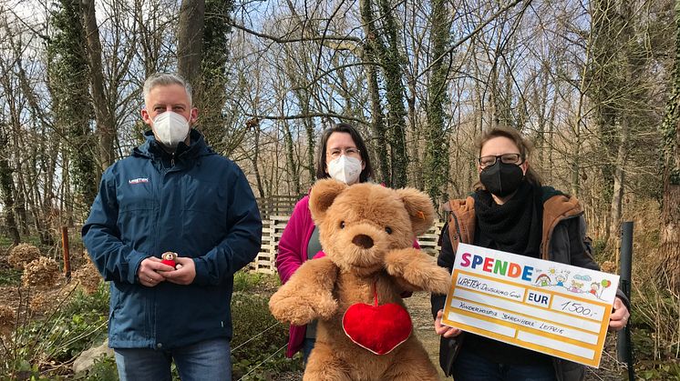 Mathias Rechenburg von der Firma Uretek, Kerstin Stadler ( Bärenherz)und  Uretek-Projektassistentin Bianka Pavel