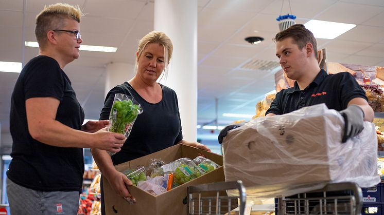 Heidi Persson och Anna Svensson hämtar den räddade maten i butiken varje morgon. Mikael Liljedahl plockar ihop och packar.