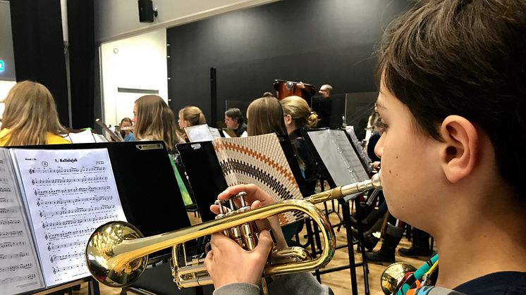 Elever från Errarps skola och Kulturskolan har gjort musikalen; Bakom Stängda Dörrar.