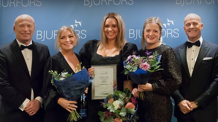 Lisa Wessberg (t.v), Zara Ek (mitten) och Julia Albinsson (t.h) var glada pristagare när Västra Centrum i Göteborg blev Årets Bjurforskontor. Här med Sven-Erik Kristensen, vd Bjurfors Göteborg (t.v) och Mats Ljung, ägare och styrelseordförande (t.h).