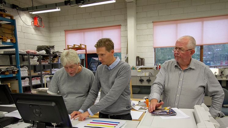 Lars Andresen (i midten) fra Canon har ansvaret for grafiske kunder i Hedmark. 