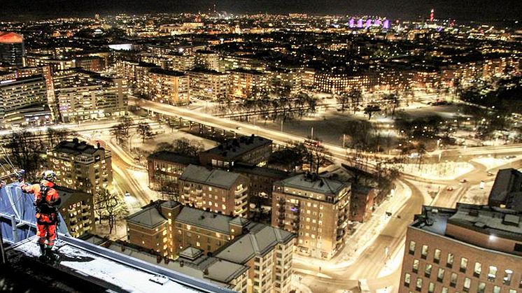 Klättring i neon med Stockholm under fötterna