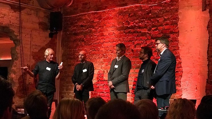 På bilden från vänster: Lars Albinsson från Bygg 4.0, Saeid Esmaeilzadeh från Serendipity, Ulf Hansson, chef affärs- och verksamhetsutveckling på NCC, Jimmy Bengtsson, VD på Veidekke samt Stefan Danielsson, Affärsområdeschef Bygg, Peab.