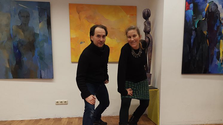 Tanzpädagoge und Choreograph Preslav Matchev mit der Künsterlin Rosa Treß vor den Gemälden von Larissa Strunowa