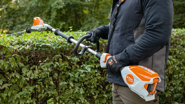 EFFEKTIVT OG BEKVEMT MED NYE BATTERIDREVNE STANGHÆKKEKLIPPERE FRA STIHL