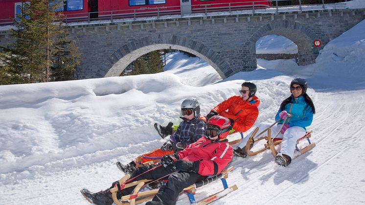 Schlitteln_entlang_RHB_Albula© Rhatische Bahn : Christof Sonderegger2