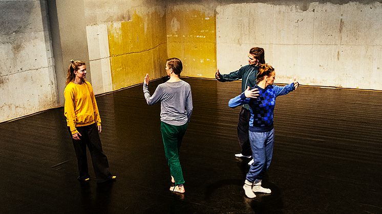 Dansare ur Weld Company som sedan 2013 är en del av Weld - en konstnärsdriven plattform för konst och dans som bedriver undersökande, kritisk och experimentell verksamhet. Foto: Anna Molander.