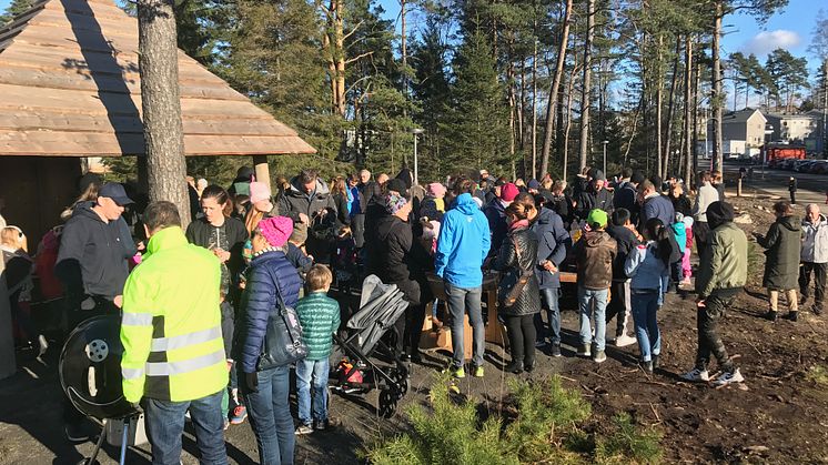 Många ville vara med och fira invigningen av den nya naturlekplatsen. Arrangörerna bjöd på varmkorv och dryck.