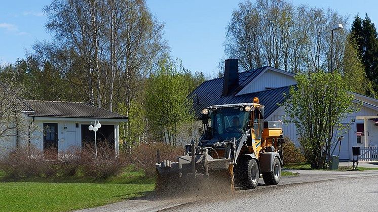 Nu är sopningen av gator igång för våren.      Foto: Maria Fäldt