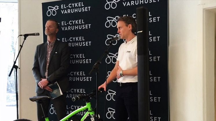 Peter Klangsell visar ungdoms-elcykeln Rushr från Lifebike. Nu vill även ungdomar cykla elcykel.