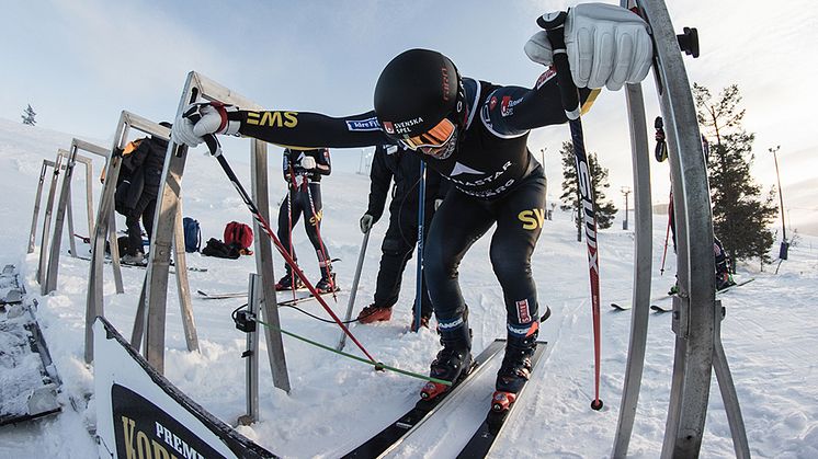 David Mobärg tränar i Idre Fjäll tidigare under säsongen. Han har, tillsammans med brorsan Erik, chans att ta hem totalcupen. Foto: Ski Team Sweden Skicross/Simon Broberg