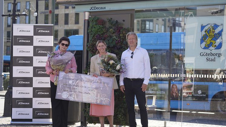 Elisabet Lann överlämnar en check på 50 000kr till den ideella organisationen HelpUkraine donerat genom JCDecaux. Till höger JCDecaux´s VD Magnus Heljeberg