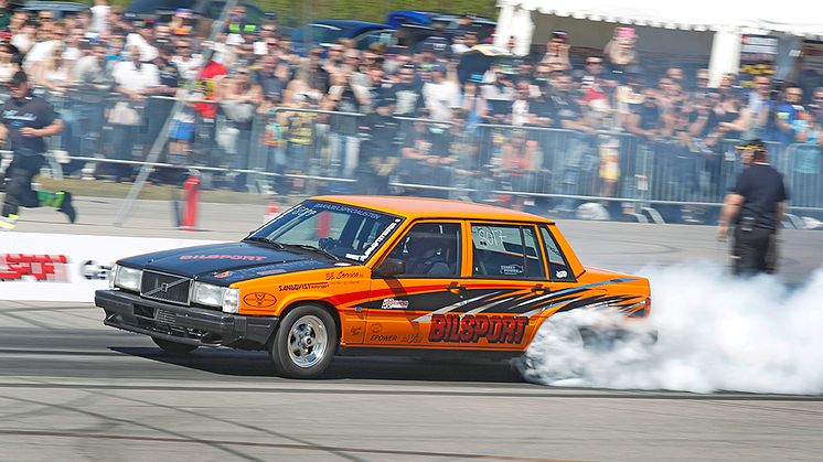 Körmomentet på En dag på Strippen handlar om att snabbt som möjligt från stillastående köra 402 meter rakt fram. Något som på motorspråk kallas för dragracing.