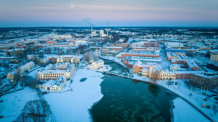 Eskilstuna från ovan. Eskilstunaån med Eskilstuna stadsmuseum till vänster och stadsdelen Munktellstaden till höger. Foto: Tobias Hägg