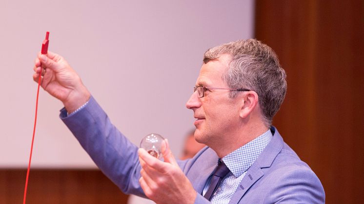 Prof. Dr.-Ing. Michael Finkel erklärt im LEW-Hochspannungssaal der THA Wissenswertes und Spannendes zum Thema Elektrizität.