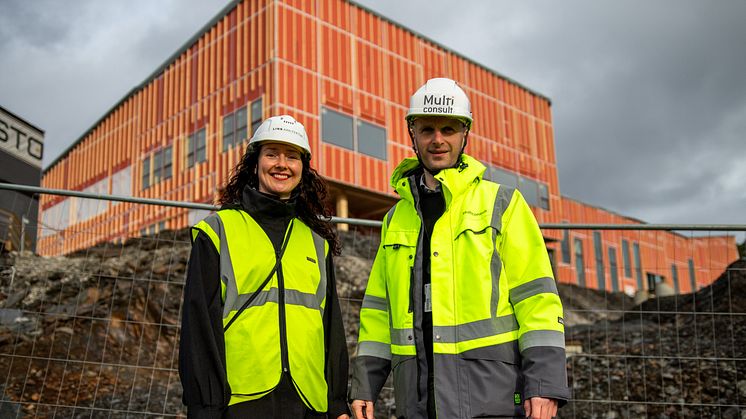 Ingvild Polden Andersen i LINK Arkitektur og Erlend Kent i Multiconsult foran Stord vidaregåande skule som er i støpeskjeen. Foto: Nora Aas Eriksen.