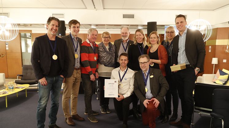 Politiker, tjänstemän och lärare från Norrtälje kommun med medaljer och diplom från Ung Företagsamhet.