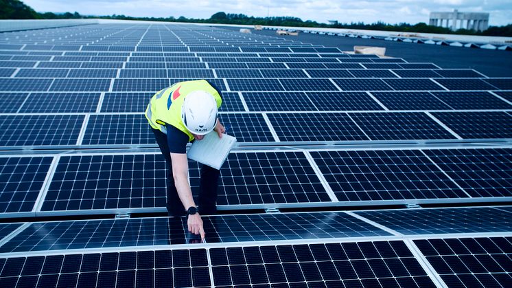 ARE-företaget Climat80 ser hur intresset för solceller bara växer och det finns pengar att spara för många företag. Foto: Areskoug Filmproduktion