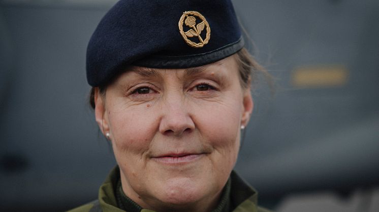 Överste Malin Persson, chef på Skaraborgs flygflottilj, kommer till Högskolan i Skövde för att tala om säkerhetsläget i Sverige och om ledarskap. (Foto: Astrid Amtén, Försvarsmakten.)