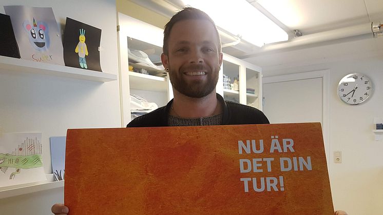 Anders Lindell på väg att dela ut sin del av Kundmiljonen till E-sportförenignen en Arvidsjaur.