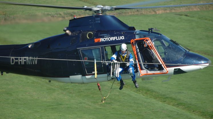 Avacon installiert Vogelschutzmarkierungen per Hubschrauber