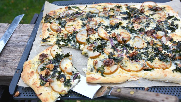 Med färdigköpt pizzadeg fixar du lätt en pizzalunch.