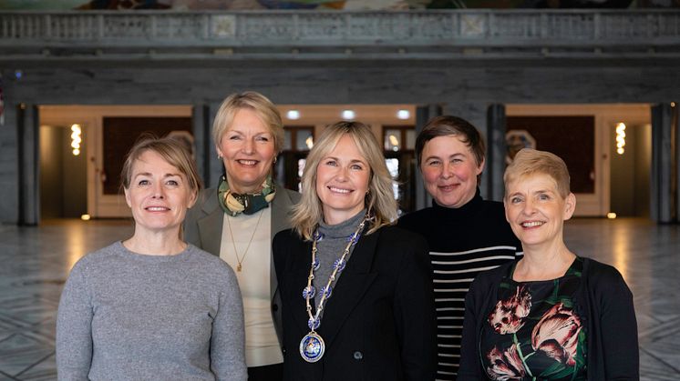 Hele byen inviteres til å bli med på «Oslo snakker»: Merete Lie, etatsdirektør Deichman, Kjersti Fløgstad, direktør, Nobels Fredssenter, ordfører Anne Lindboe, Siri Tidemann Naalsund, avdelingsdirektør Deichman, Guri Bergo, direktør Velferdsetaten.