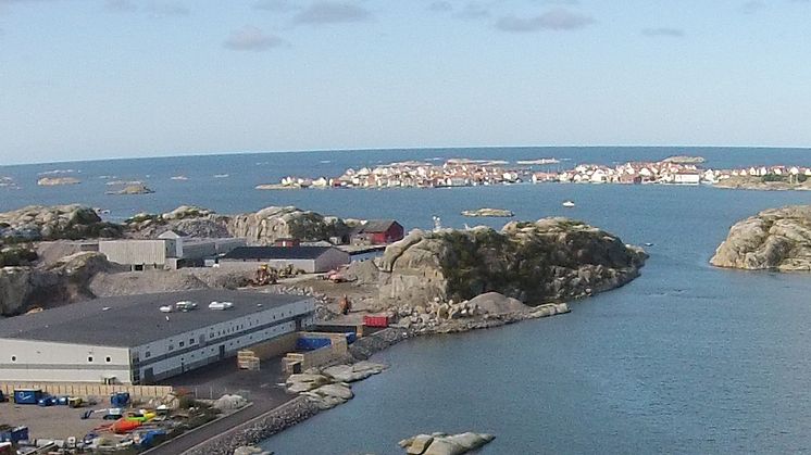 År 2015 stod Klädesholmen Seafoods nybyggda fabrik färdig på Tjörn. I bakgrunden syns även Klädesholmen där man fortfarande bedriver produktion. 