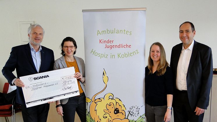 Bernd Velbinger (li.) und Clemens Hörder (re.), Betriebsrat Scania Deutschland, überreichen den Spendenscheck in Höhe von 1.000 Euro an Ina Rohlandt (2. v. li.) und Nora Daum vom Koblenzer Hospizverein.