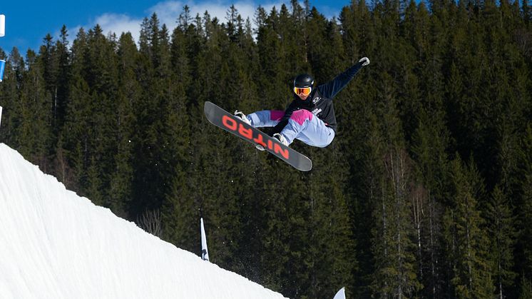 Lova Bäckström i halfpipen under SM i Kläppen. Foto: Daniel Bernstål