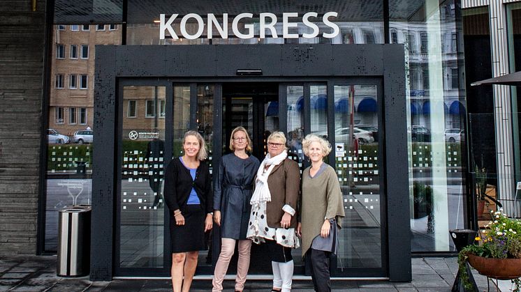 Snart möts vi på Malmö Live! Carolina Ehrnrooth från Barnfonden, Sara Wettergren från Hungerprojektet, Monica Erwér från Svalorna samt Ann Svensén från IM hälsar välkomna. Foto: Erik Törner/IM