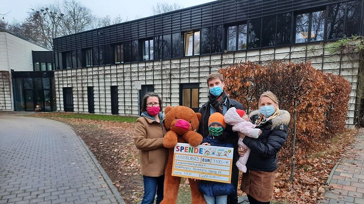 Kerstin Stadler präsentiert den Spendescheck mit der gesamte Familie: Max Dietrich, Angelina, Emilia-Frieda und Stephanie Bochnig